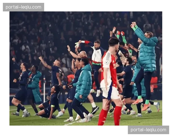 争议瞬间:勒沃库森进球前疑似犯规,VAR介入后确认有效 争议瞬间:勒沃库森进球前疑似犯规,VAR介入后确认有效