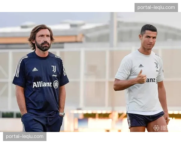 特写：伤愈复出的尤文图斯前锋在赛前新闻发布会佩戴球队最新智能训练设备